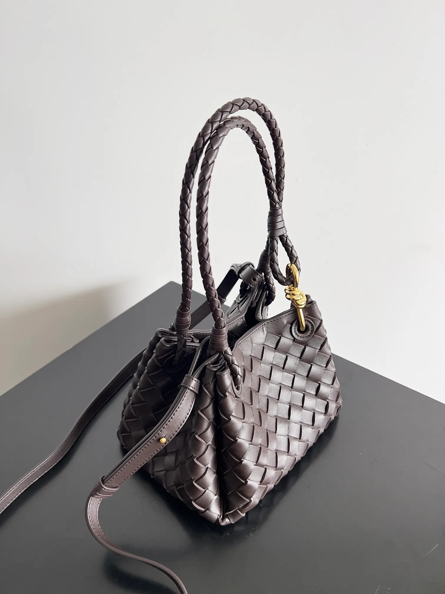 Batch 1760 BV home is new! Andiamo combines the Bottega Veneta archive parachute handbag to inherit retro elements and integrate modern trends. The same style as Shu Qi's in Beijing Night. It is a continuation of the classic bag. It has three functions: hand carry, shoulder and cross-body. It is embellished with metal brass knot buckles. It is small and has an amazing capacity. It can easily hold sunglasses in a box / small bottle of water / powder powder / charger and other daily necessities when going out. The upper body is versatile. Style number: 796569 Size: 21*17*16.5cm